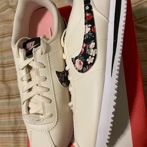 Girls GS Floral Nike Cortez Sz. 7y BQ5297-(100)